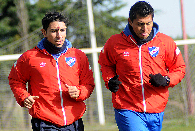 Jorge Fucile y el peruano Rinaldo Cruzado el lunes en Los Céspedes.