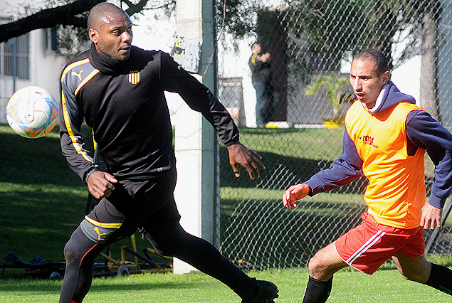 Marcelo Zalayeta seguido por la marca de Sergio Felipe en Los Aromos. 