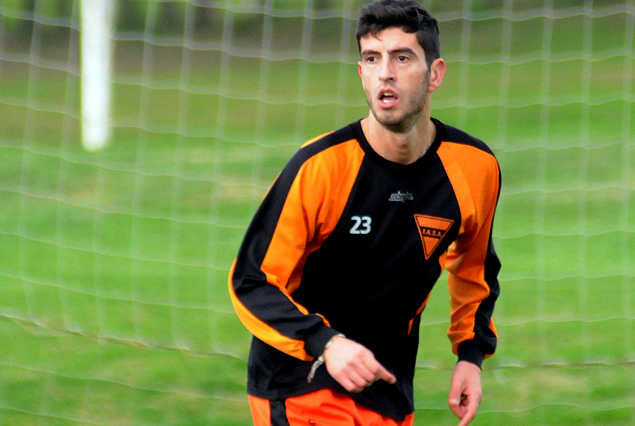 Adrián Argachá pieza firme en la zaga buzona. 