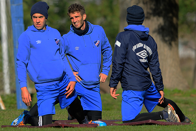 Iván Alonso y Carlos De Pena en el estiramiento del plantel tricolor.