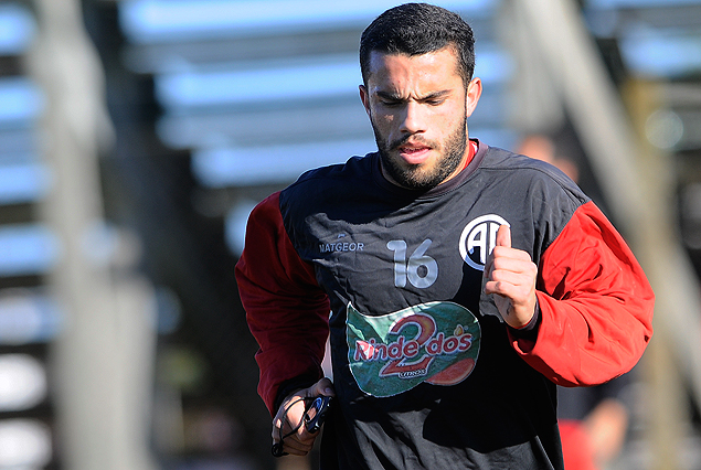 José Barreto, delantero de Huracán, ahora corre con los rojos. 