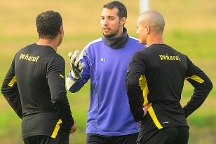 Fabián Carini, ex Peñarol, de charla con Darío Rodríguez y Pablo Lima.