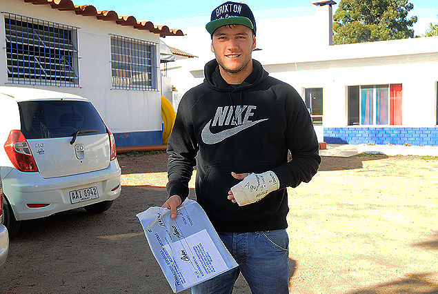 Renato César el viernes en Los Céspedes con la radiografía de la fractura en la mano izquierda.