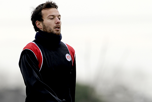 Claudio Herrera titular en la lateral derecho darsenero. 