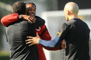 Cafú Barbosa se abrazó con Darío Rodríguez y Damián Macaluso en Los Aromos.