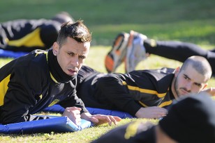 Fabián Estoyanoff y el juvenil Gonzalo Latrore en el estiramiento muscular.