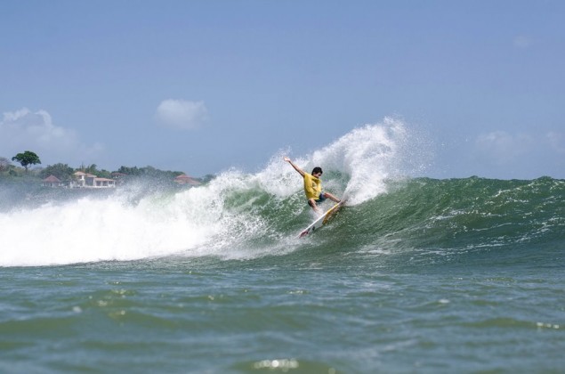 Francisco Morosini prueba las olas de Nicaragua. Foto: a.p.