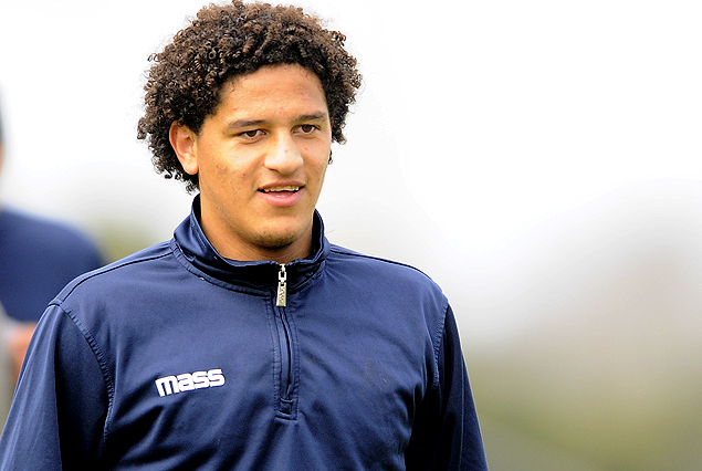 Felipe Gedoz en el ataque violeta en Asunción.