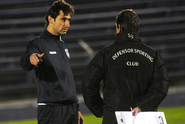 El volante Andrés Fleurquin y el técnico Fernando Curutchet, el lunes en el Estadio Luis Franzini.