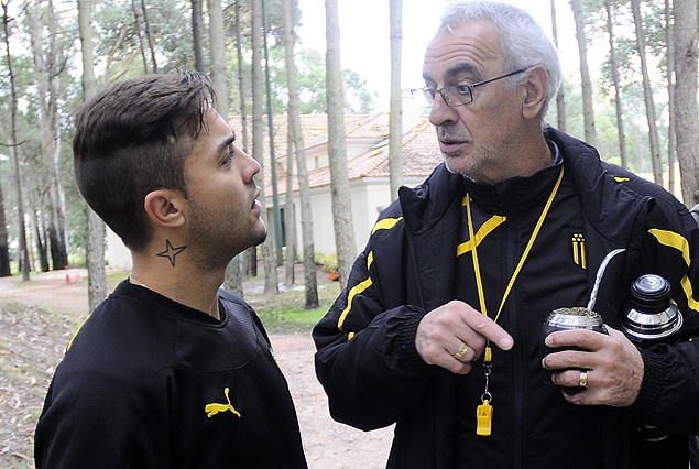 El brasileño Diogo Silvestre y el técnico Jorge Fossati en Solanas. 