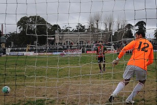 Sebastián Gularte en la ejecución del penal a la red. 
