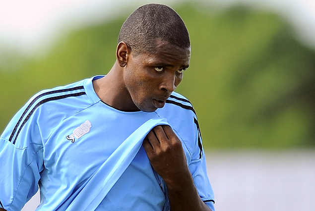 Hugo Silveira parado por el esguince de rodilla.