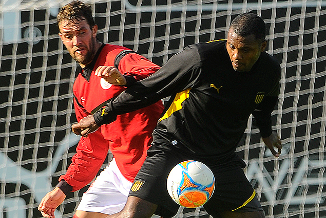 Marcelo Zalayeta cubre la pelota frente a la marca de Ignacio Ithurralde.