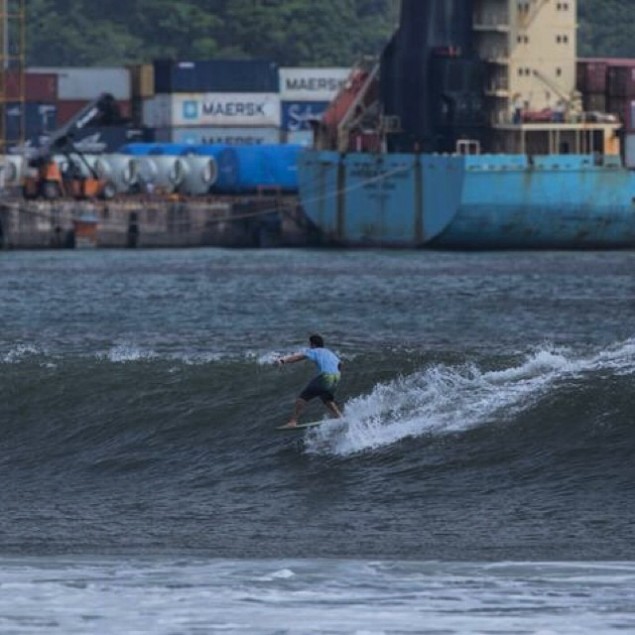 Julián Schweizer sobre el tablón en las olas ticas. Foto: Johan Pacheco.