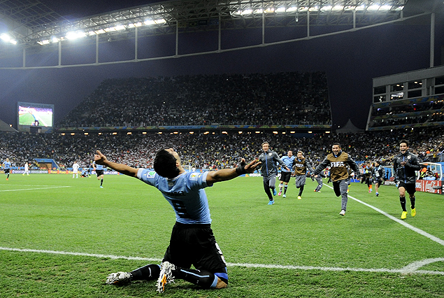 Luis Suàrez en el festejo glorioso de los dos goles a Inglaterra en San Pablo; luego llegò Italia y fue expulsado por la FIFA.