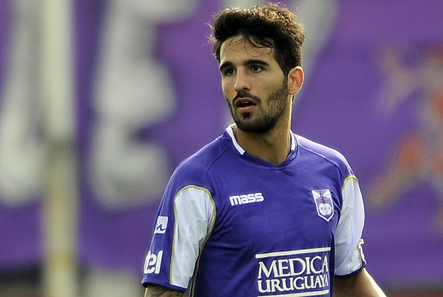 Mathías Cardacio en el mediocampo violeta en la semifinal de ida de la Copa.