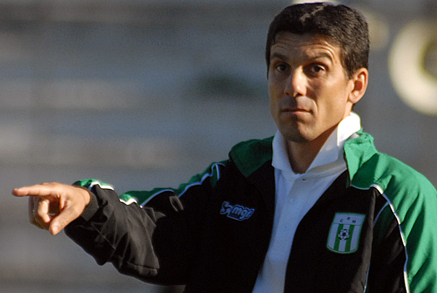 Mauricio Larriera en la reunión con el Presidente Raúl Rodríguez, solicitó la contratación de un volante mixto.