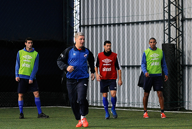 Alvaro Gutiérrez trabaja con la atención de Gastón Pereiro, Ignacio González y Diego Arismendi.
