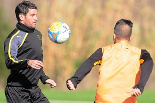 "Tony" Pacheco y el brasileño Diogo Silvestre en el juego. 