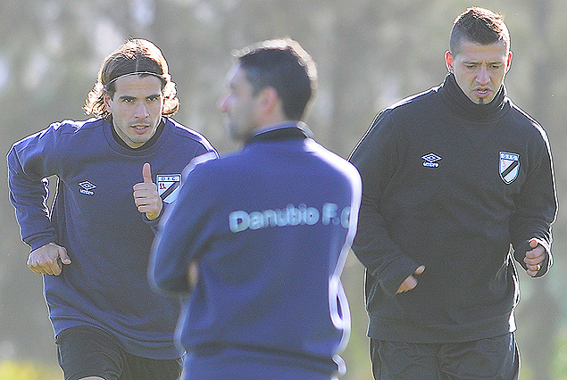 Renzo Pozzi y Carlos Canobbio trotan, Diego Perrone observa el movimiento.