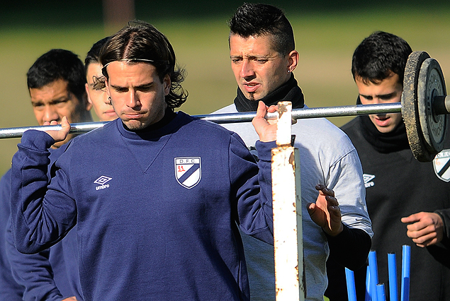 Renzo Pozzi en pleno trabajo de fuerza con el plantel de Danubio. 