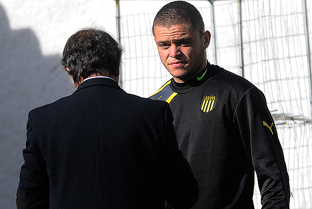 El Dr. Edgardo Rienzi y Jonathan Rodríguez en diálogo tras la consecuencia del exámen médico en el Sporting Braga.