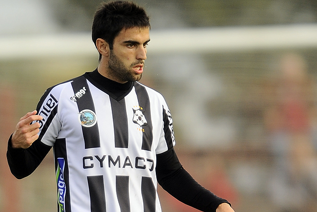 Rodrigo Pastorini entrena en el "bohemio" con la puerta abierta para emigrar.