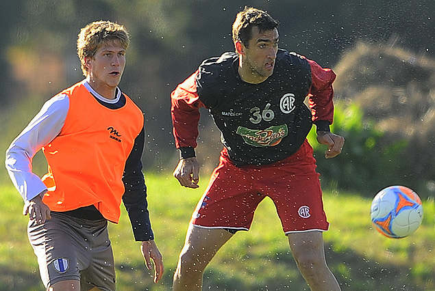 Diego Rodríguez va sobre la presencia de Gustavo Alles, en el encuentro entre Rentistas y Juventud jugado en el Complejo Medina. 