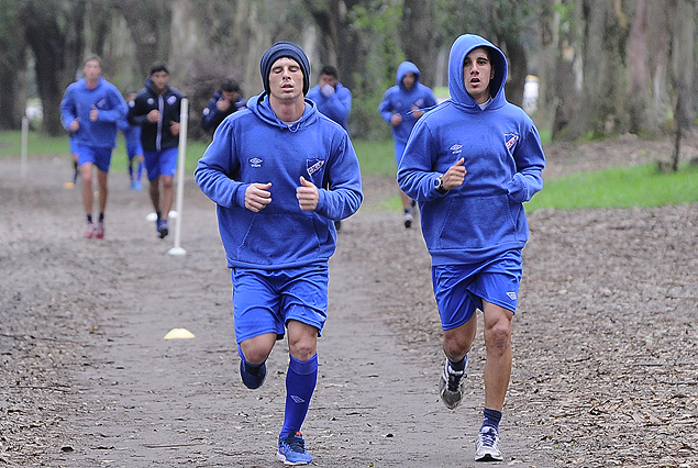 Santiago Romero y Hugo Dorrego en pleno trabajo aeróbico en el Parque Roosevelt. 