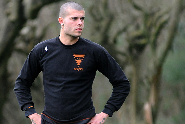 Santiago Carreras, recuperado de una contractura se mueve normal, mientras espera por su salto al exterior.