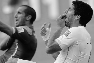 Luis Suárez se toma los dientes. El italiano Chiellini el hombro.  La incidencia de la polémica. Comparada con la "tierrita" en el ojo de Santoro del "Pepe" Sacía, esto de Luisito fue juego de niños. 