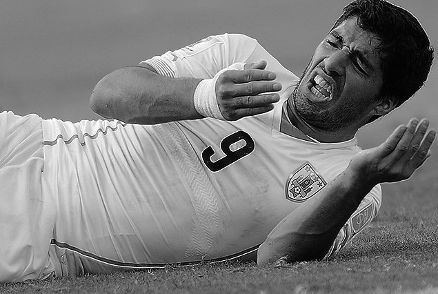 Luis Suárez caído después del episodio con Chiellini
