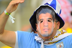 Las caretas con la imagen de Luis Suárez que aparecieron en el estadio Maracaná en el partido ante Colombia. 