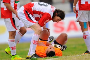 Nelson Techera, en el piso y visiblemente dolorido se toma el hombro derecho. Su compañero Rodrigo Canosa llega para asistirlo. 