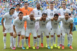 El equipo titular de Uruguay ante Italia. Arriba: Suárez, Muslera, "Palito" Pereira, Giménez y Godín. Abajo: Cavani, "Cebolla" Rodríguez, Arévalo, "Tata" González, Lodeiro y Cáceres. 