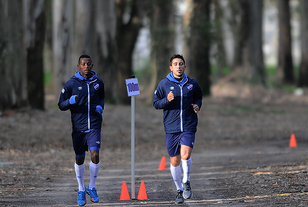 José David Velásquez y Jorge Fucile entrenando en el Parque Roosevelt, pero diferenciado del resto del plantel. 