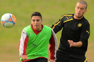 El juvenil Alvaro Fagúndez va a la marca del delantero pedrense. 