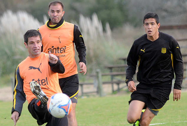 Pacheco al ataque el jueves en el Country de Los Teros en la jugada con Rodrigo Viega y Carlos Valdez; el capitán define la renovación del contrato. 
