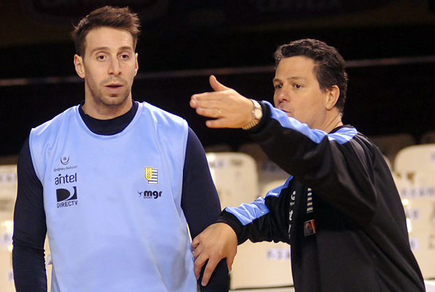 Adrián Capelli da instrucciones a Mauricio Aguiar, el mayor anotador celeste