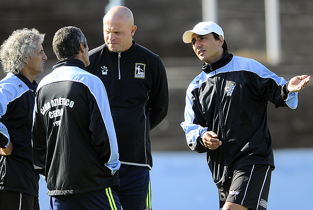 El cuerpo técnico de Cerro, que encabeza Pablo Rodríguez y el trabajo que se complica. 