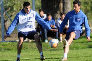 Guillermo De Los Santos va a la marca de Gonzalo Ramos. 