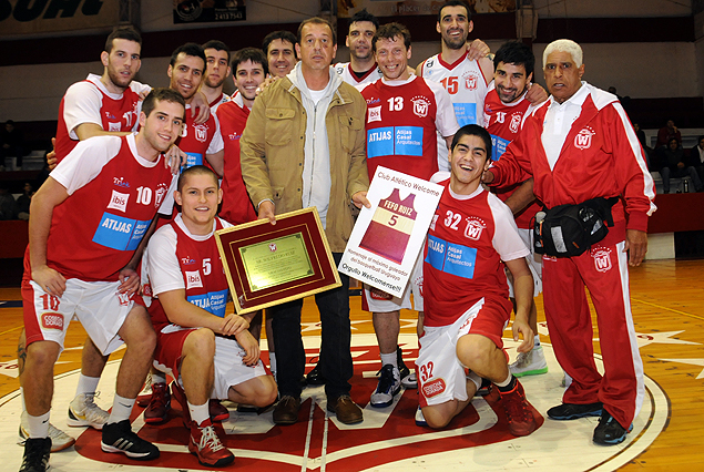 Wilfredo Ruiz con el primer equipo de Welcome.