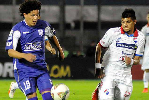 Felipe Gedoz en acción ofensiva seguido por la marca del defensa paraguayo. 