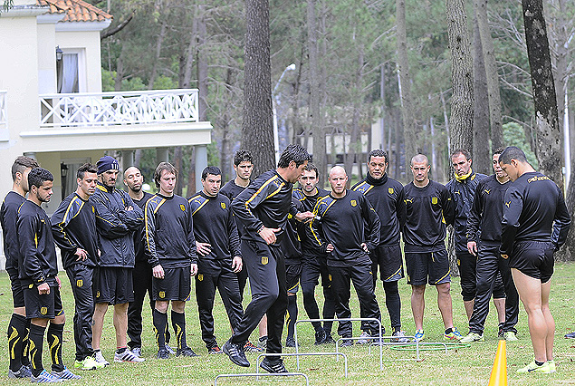El plantel de Peñarol realizando entrenamiento de activación muscular en los espacios verdes de Solanas. 