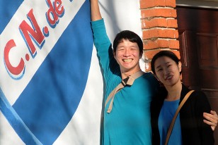 Nobuyuki Satou junto a su señora esposa en Los Céspedes. Japoneses, hinchas y socios de Nacional.