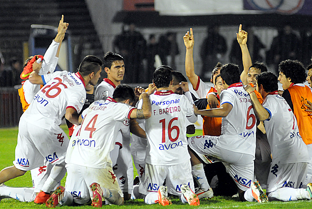 Los jugadores de Nacional de Paraguay le agradecieron al cielo por una noche milagrosa en el Centenario. 