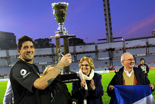 Agustín Orión levanta el trofeo "100 años de Atilio García", tras la victoria de Boca Juniors 1:0 en la hora. 