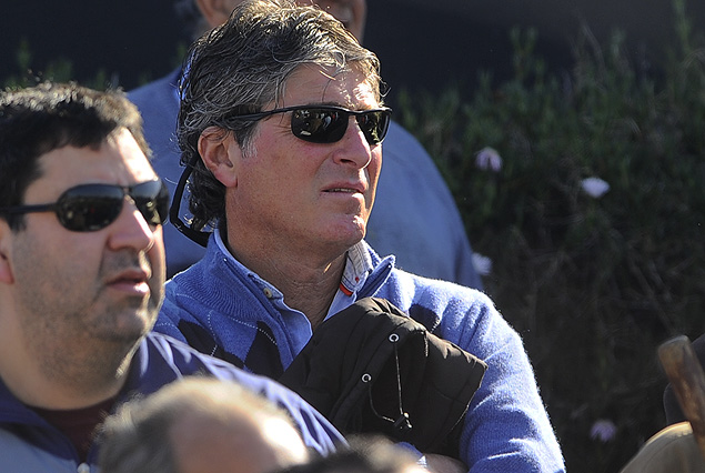 Pablo Alonso sin perder el hilo del fútbol. Presente en el Parque Viera, para ver un buen partido. 