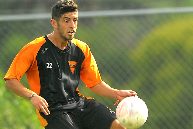 Adrián Argachá maniobra con la pelota en el entrenamiento busón. 