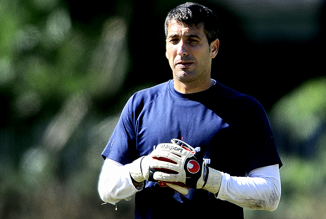 Adrián Berbia al arco de Fénix en su vuelta al club de Capurro.